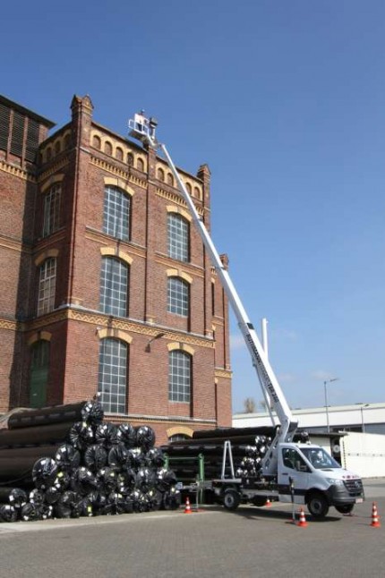 HOOGWERKER OP BESTELWAGEN 20 M TELESCOPISCH (RIJBEWIJS B)