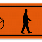 VERKEERSBORD VOETGANGERS / FIETSERS NAAR RECHTS